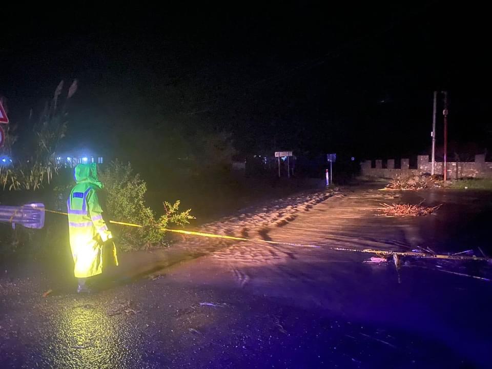 Policia, të gjitha rrugët me prezencë ujë, kujdes me shpejtësinë