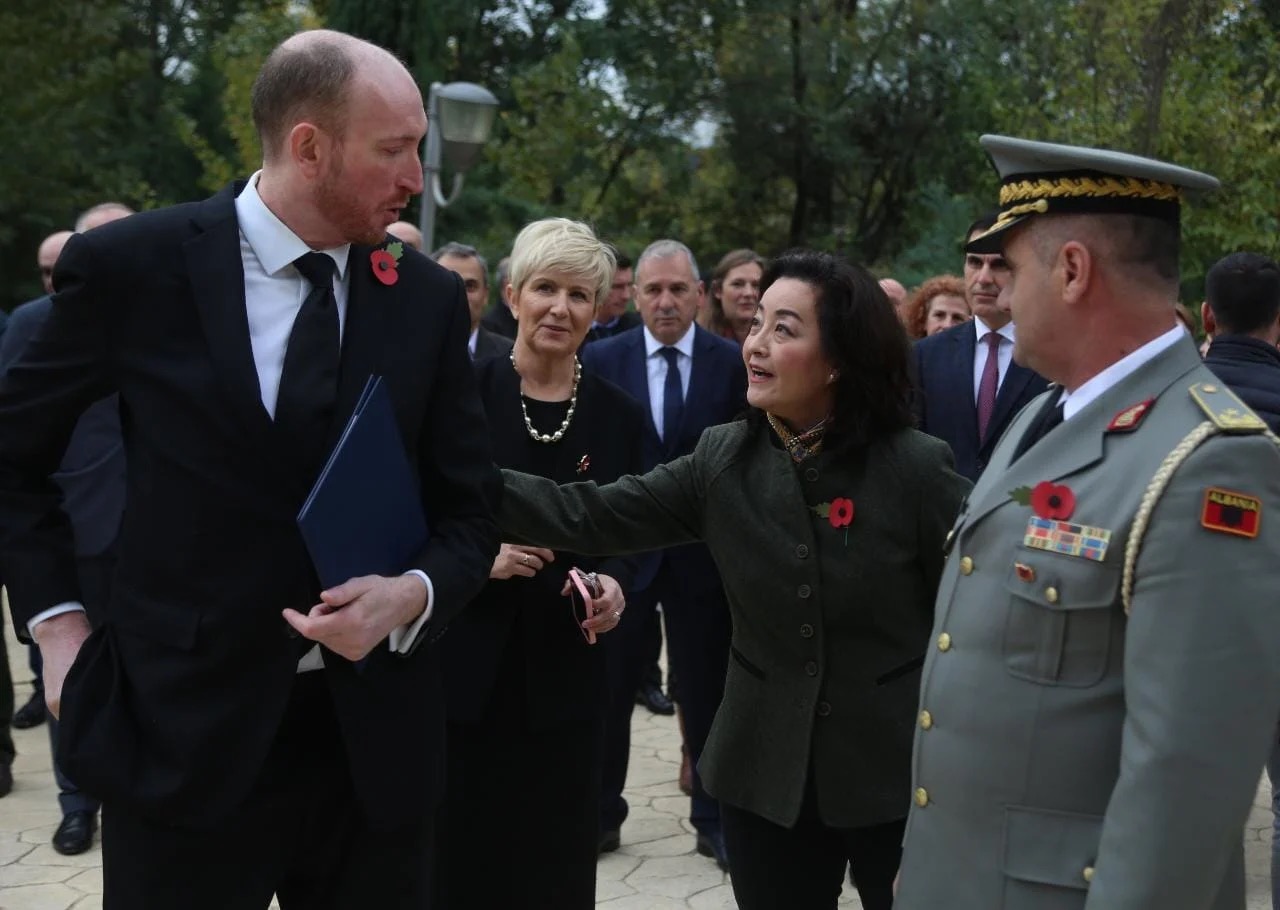 Përkujtohen britanikët e rënë në Shqipëri. Ambasadori Smith: Mbrojtëm mënyrën tonë të jetesës