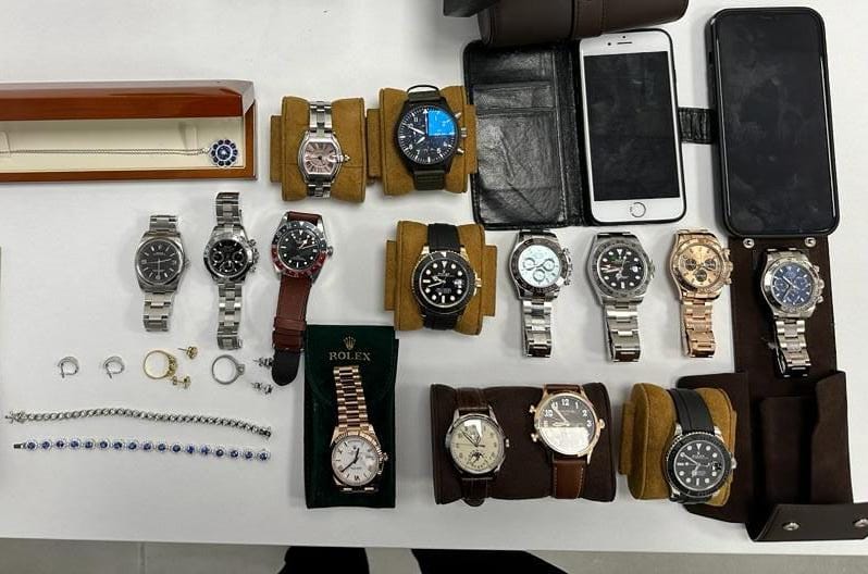 Kapen në Rinas orë luksoze dhe bizhu ari me vlerë 300 mijë euro
