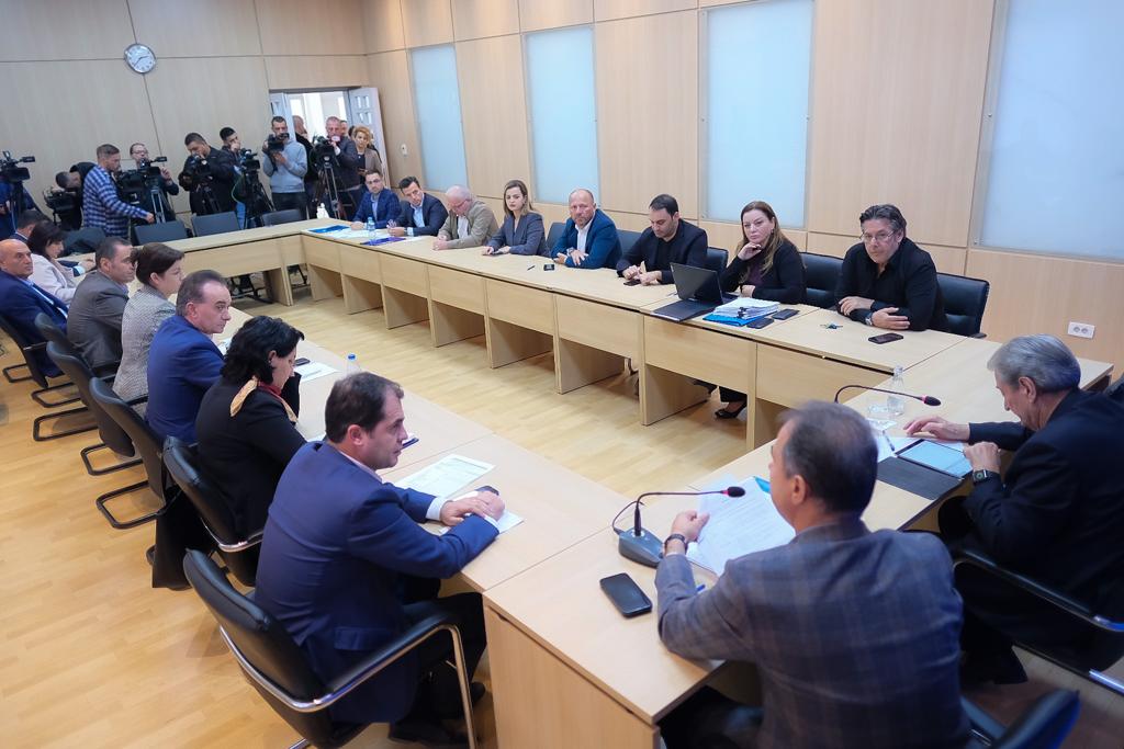 “Rama me ministrat e tij kanë vjedhur 8.2 miliard euro! Hap drejt falimentimit ekonomik”