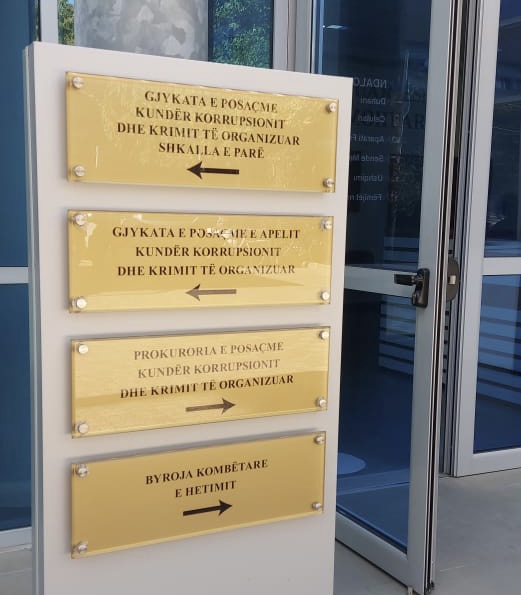 Sulmohen në Fier agjentët e BKH. “Përse keni parkuar këtu?”. Si nisi debati mes disa personave dhe agjentëve të BKH