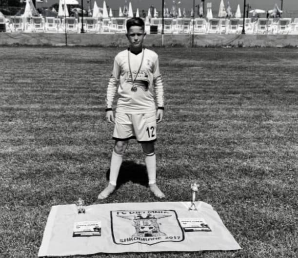 Jasoni 14 vjeç, futbollist i talentuar në Akademinë e Futbollit në Shkodër