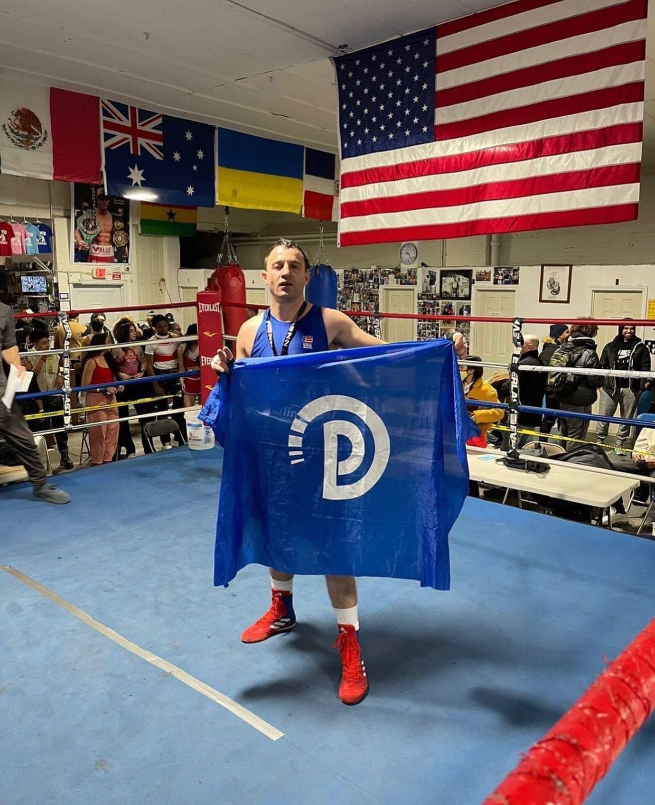 Mesazhe për protestën nga aeroporti në Romë deri në sallën e ndeshjeve të boksit në Manhatan