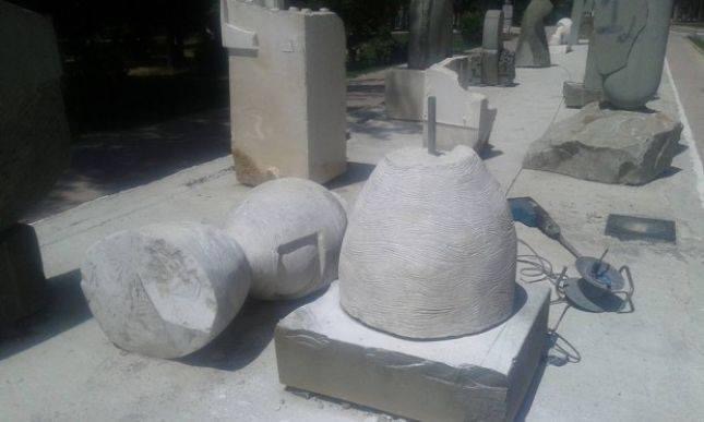 Talebanizëm në Korçë, shemben e shkatërrohen skulpturat në Park