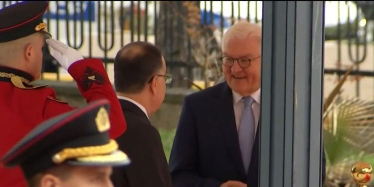 Presidenti i Gjermanisë Frank-Walter Steinmeier u prit në Tiranë nga Presidenti shqiptar Bajram Begaj
