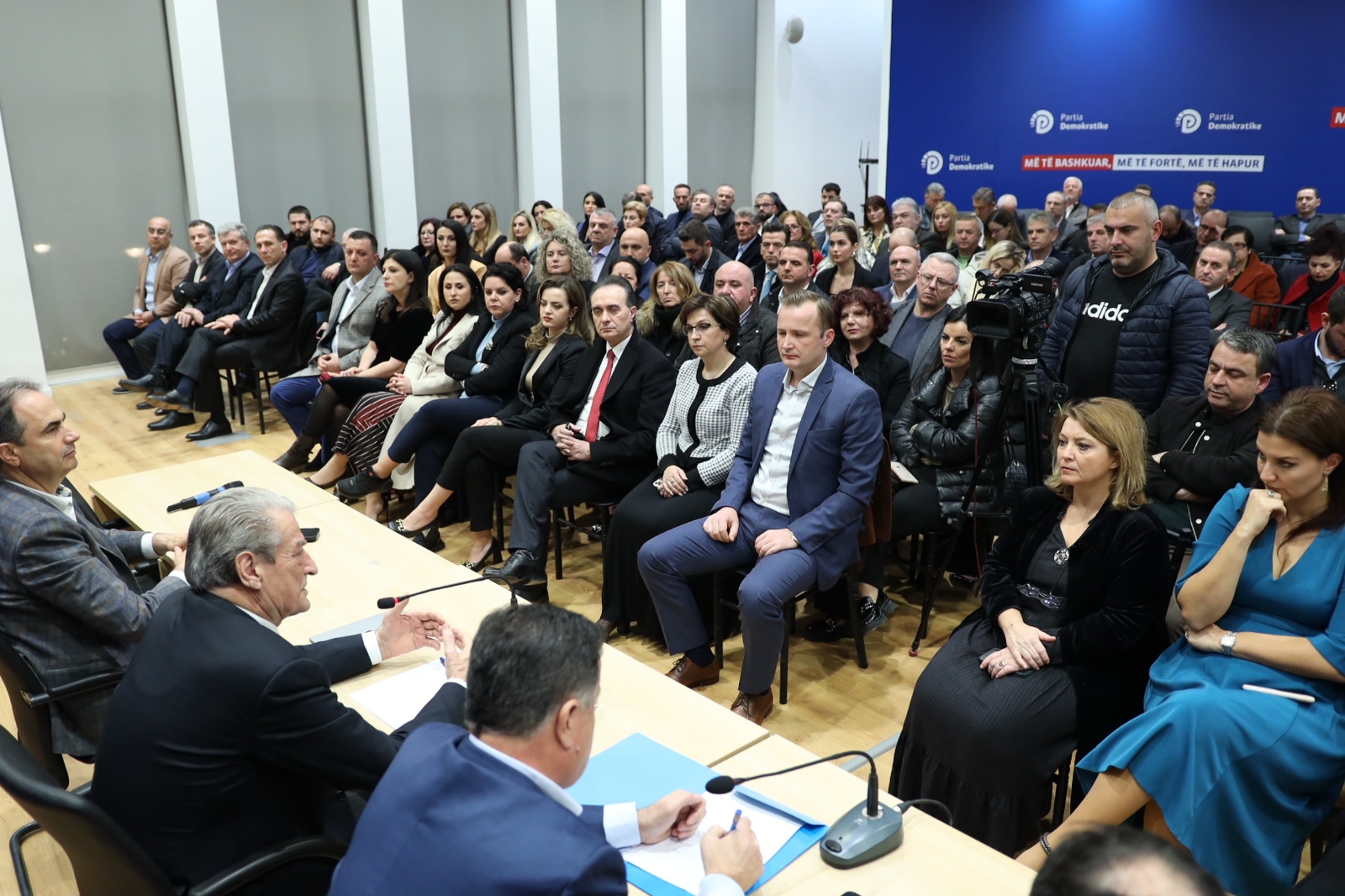 “Betejë e ashpër ka shpërthyer mes klaneve mafioze të pushtetit”