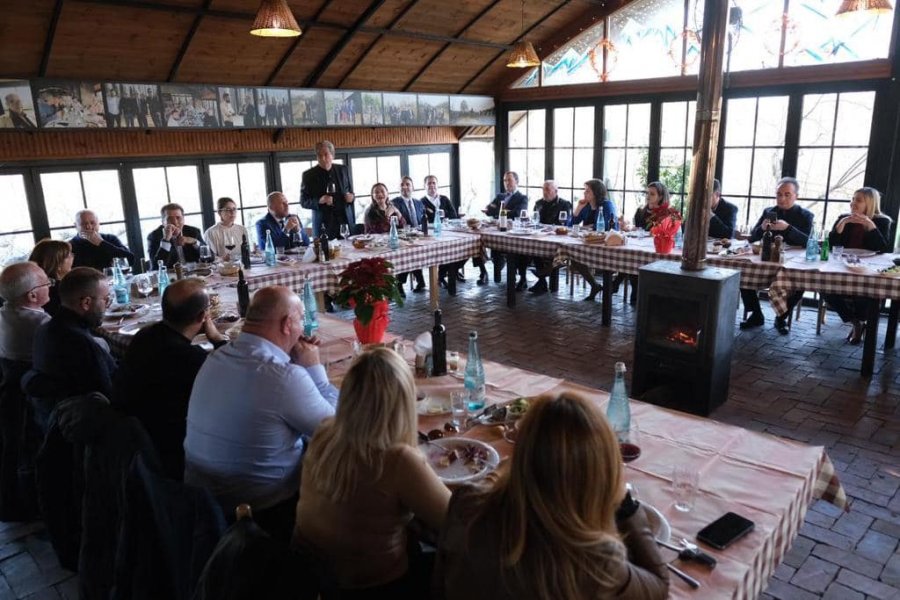 Deputetët e PD ‘bashkohen’ para vitit të ri, fotot nga dreka dhe deklaratat e Berishës dhe Tabakut