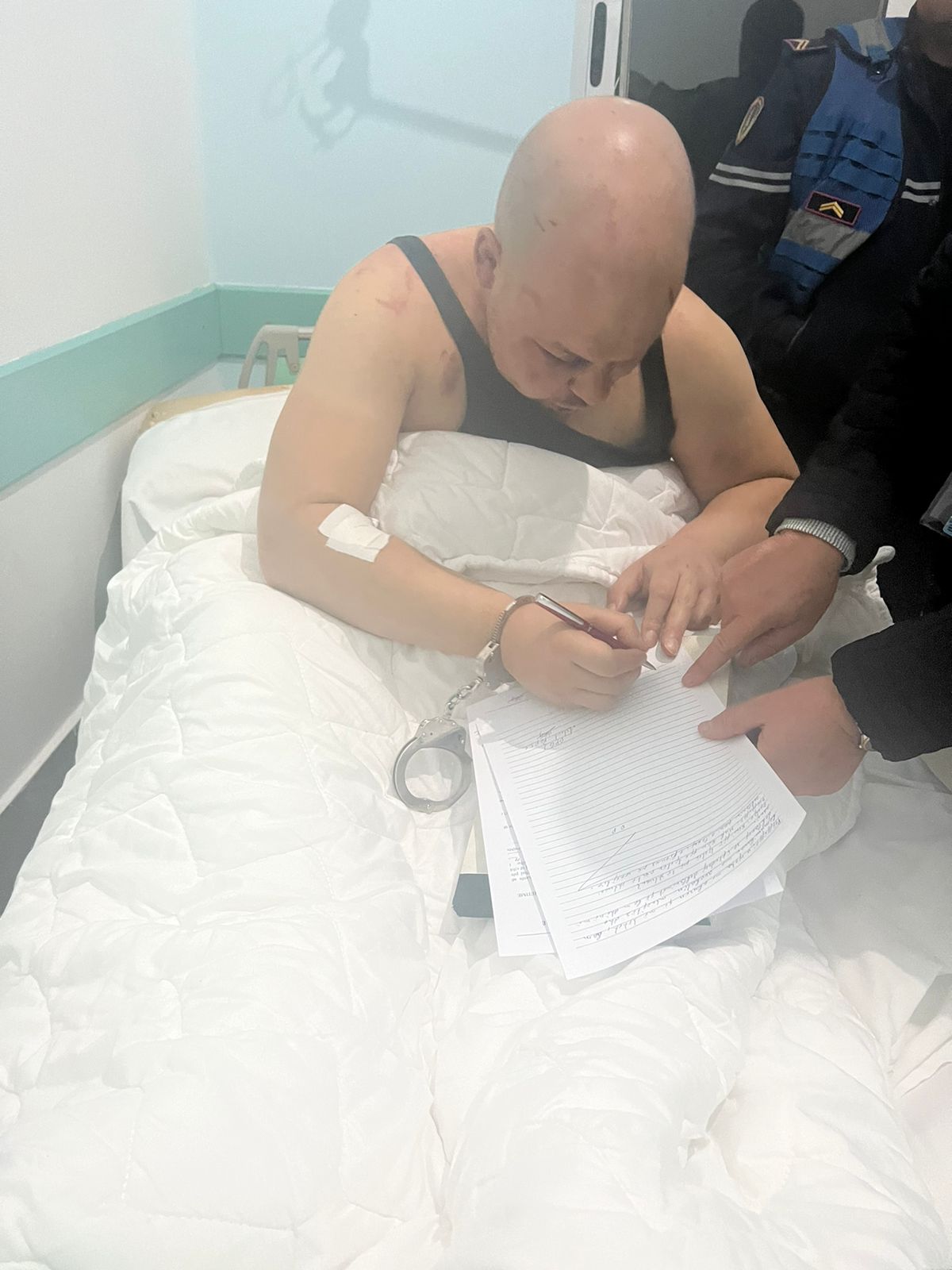 FOTOLAJM/ Gert Shehu duke nënshkruar akuzën nga spitali