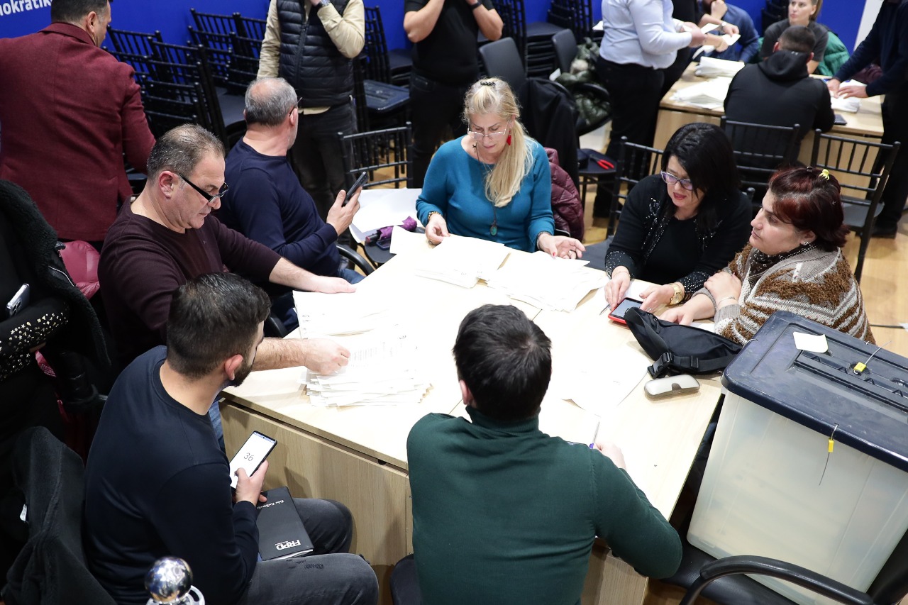 Arjan Hoxha fiton primaret në Kamzë