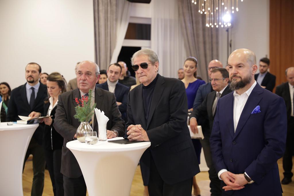 Libri “Midis krimeve dhe mirazheve”, të Besnik Mustafaj rikthehet mes të rinjve sot me 8 dhjetor