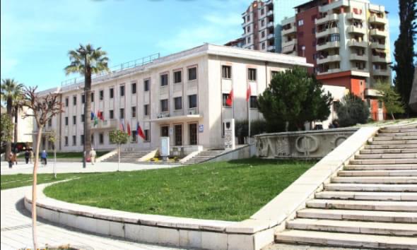 Bashkia Lushnjë shpjegon si vdiq gruaja në zyrat e bashkisë