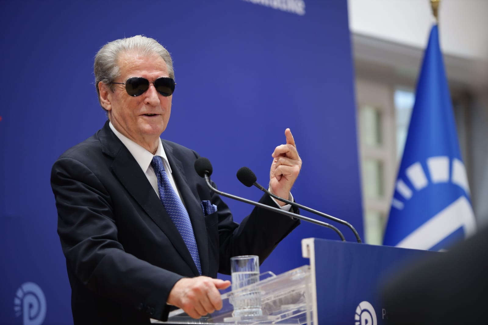 Berisha sulmon Veliajn: Kryetari i betonit ka shumëfishuar taksat, ka shpikur taksën e arsimit