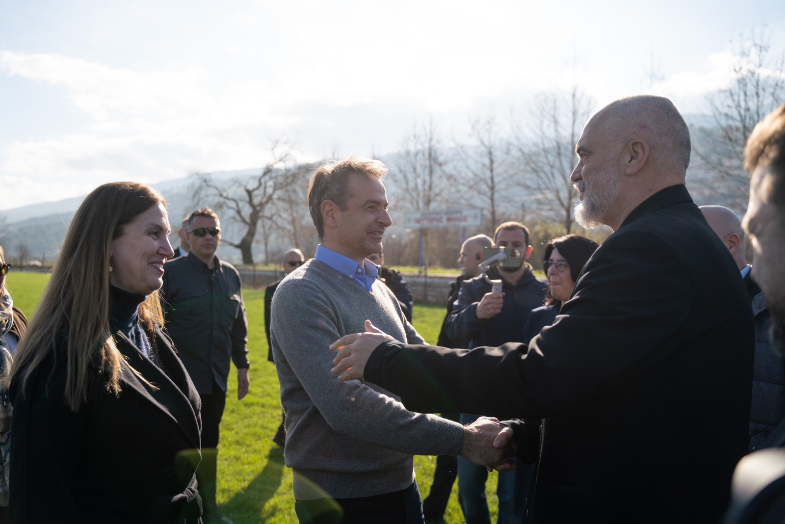 Rama dhe Mitsotakis në Dropull, babai i Mitsotakis do të ketë një bust në sheshin e fshatit. Bashkë me ta edhe Pirro Dhima