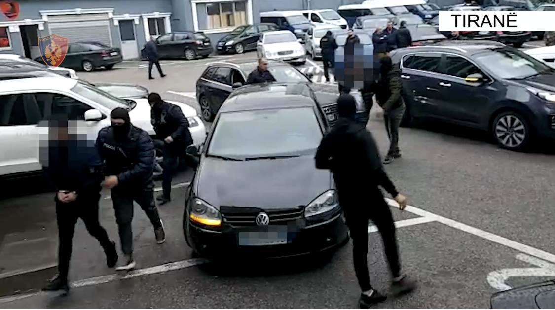 Tiranë, kapen 2 kile kokainë në makinë, 2 në pranga