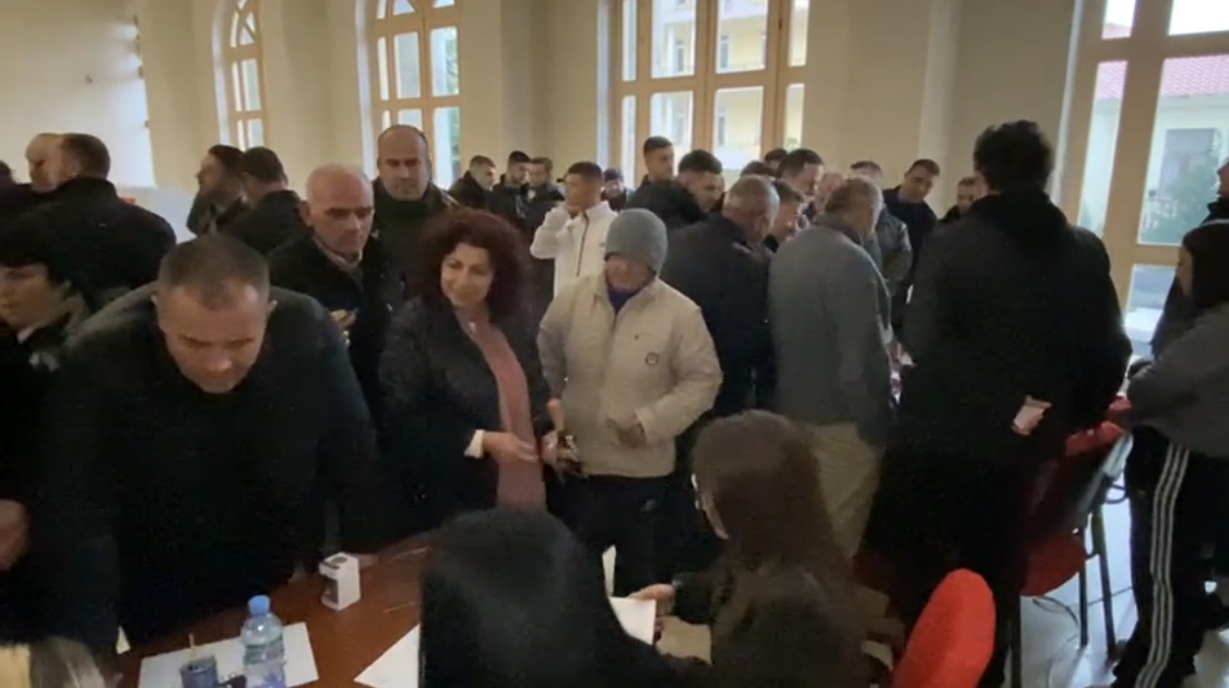 VIDEO&FOTO/ Zhvillohen primaret e PD në të gjithë vendin, mijëra në votime