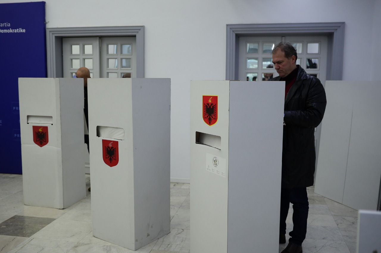 VIDEO&FOTO/ Zhvillohen primaret e PD në të gjithë vendin, mijëra në votime