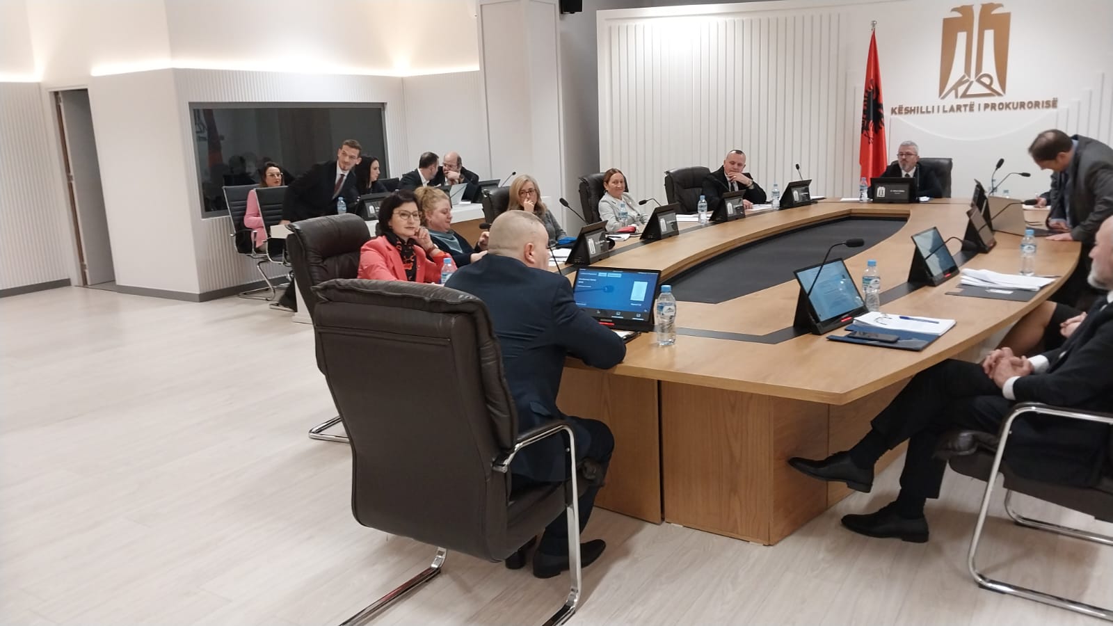 Yuri Kim shkon në KLP, merr pjesë në monitorimin e procesit