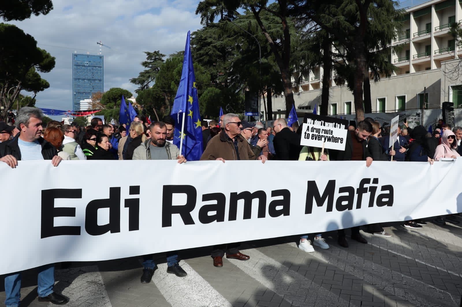 FOTO&VIDEO/ Shpërthen Bulevardi, nis protesta e opozitës