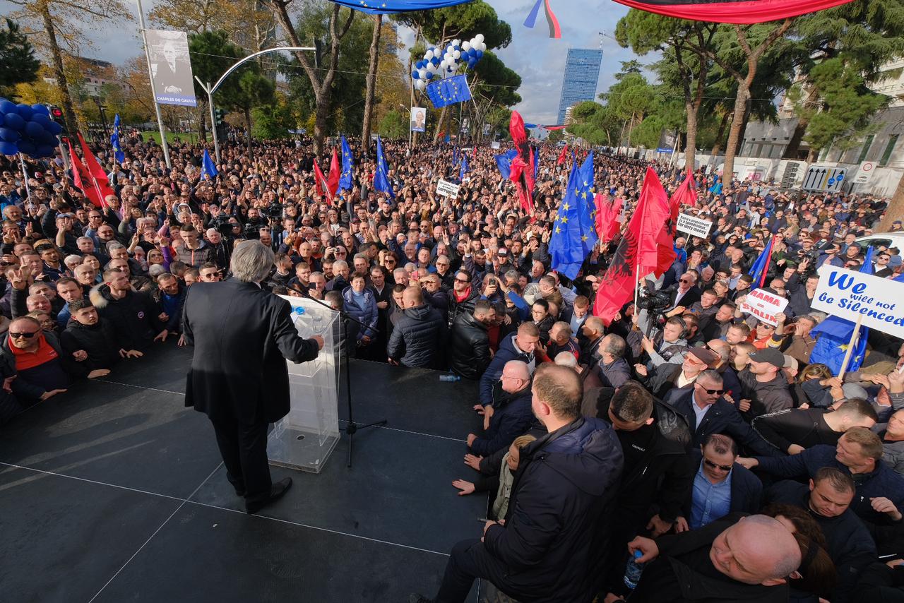 Berisha u drejtohet protestuesve: Ky samit nuk eshte mbështetje per Ramen dhe qeverine e tij