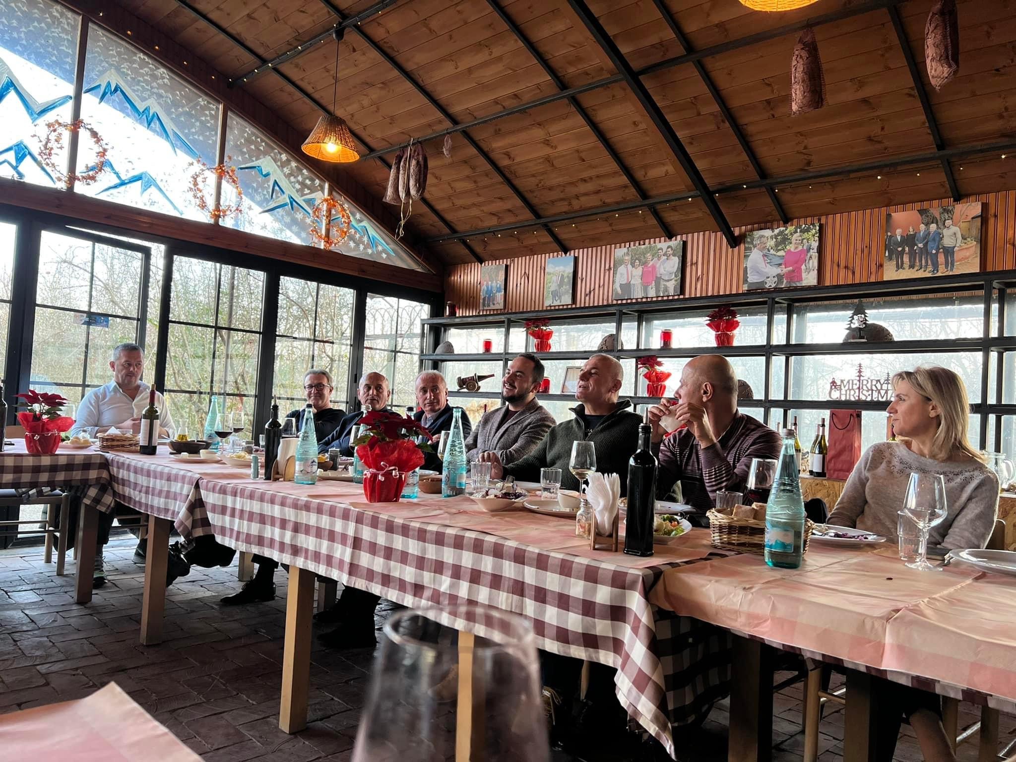 Deputetët e PD ‘bashkohen’ para vitit të ri, fotot nga dreka dhe deklaratat e Berishës dhe Tabakut