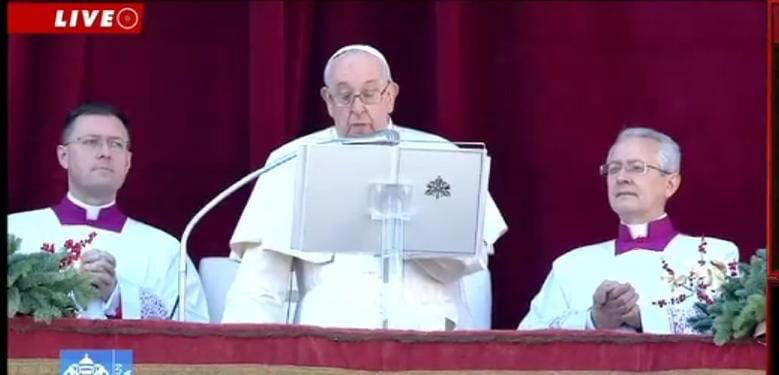 Papa Françesku uron Krishtlindjet nga Vatikani, kërkon ndalimin e luftrave