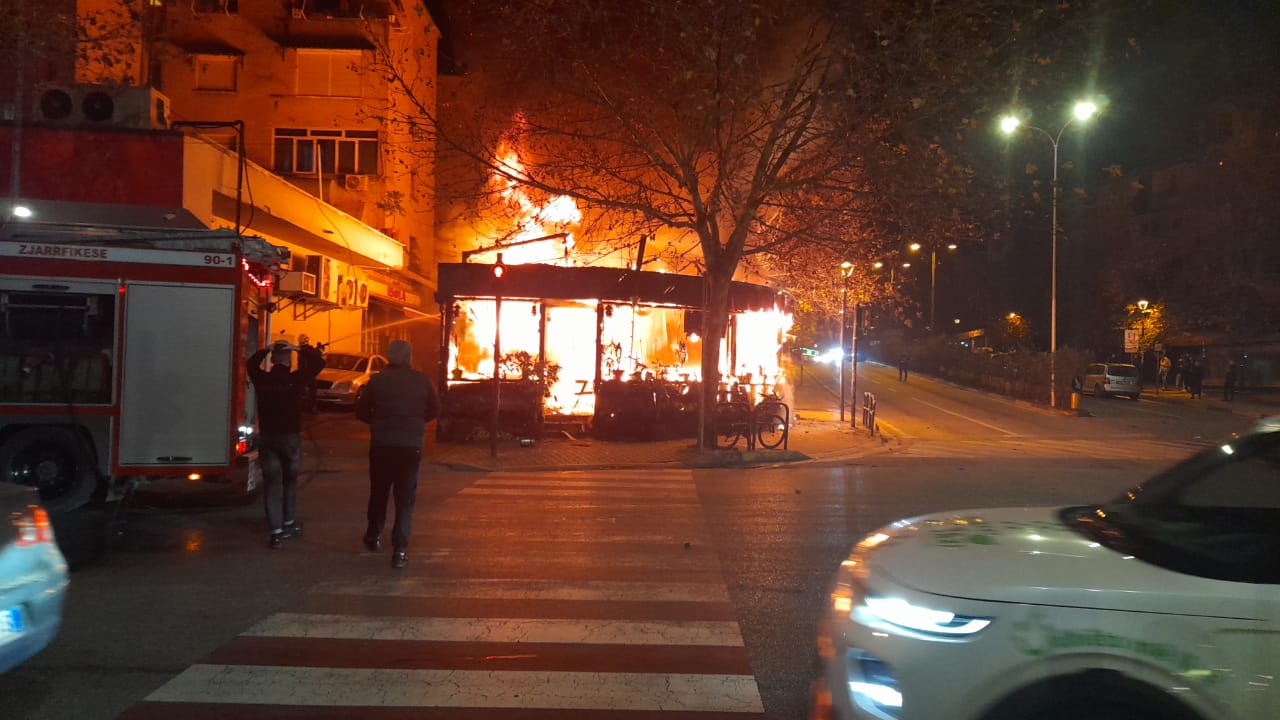 FOTOLAJM/ Ja si u dogjën dy lokalet afër qendrës së Tiranës