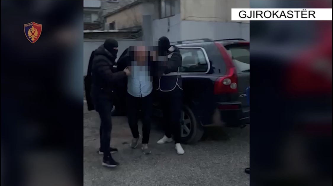 I kapen 70 kile kanabis në makinë, momenti i arrestimit