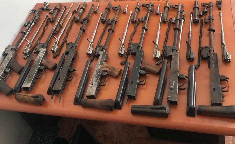 Dalin pamjet e ‘depos’ së armëve në Shijak dhe shtëpia e barit