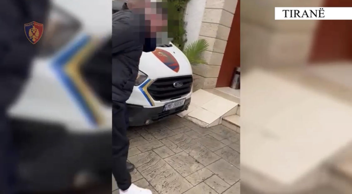 EMRI/ Kapet me pistoletë të mbushur në Tiranë