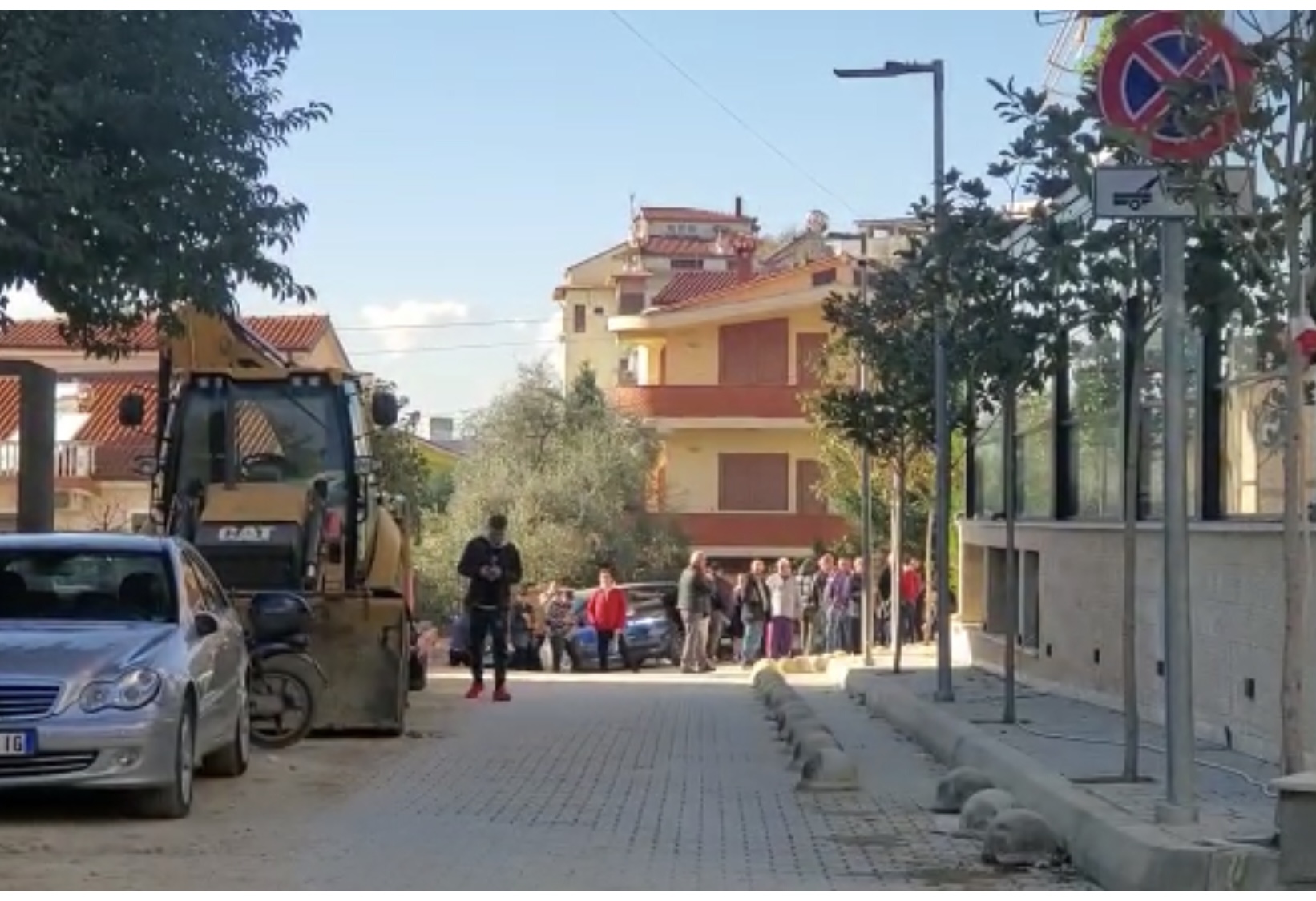 VIDEO/ Erion Veliaj nxjerr rrugaçët të ndalojnë konferencën e PD te rruga ‘Xhon Belushi’