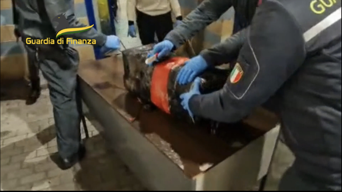 Trafiku i kokainës mes Barit dhe Shqipërisë, kapet 1 ton kokainë në portin italian