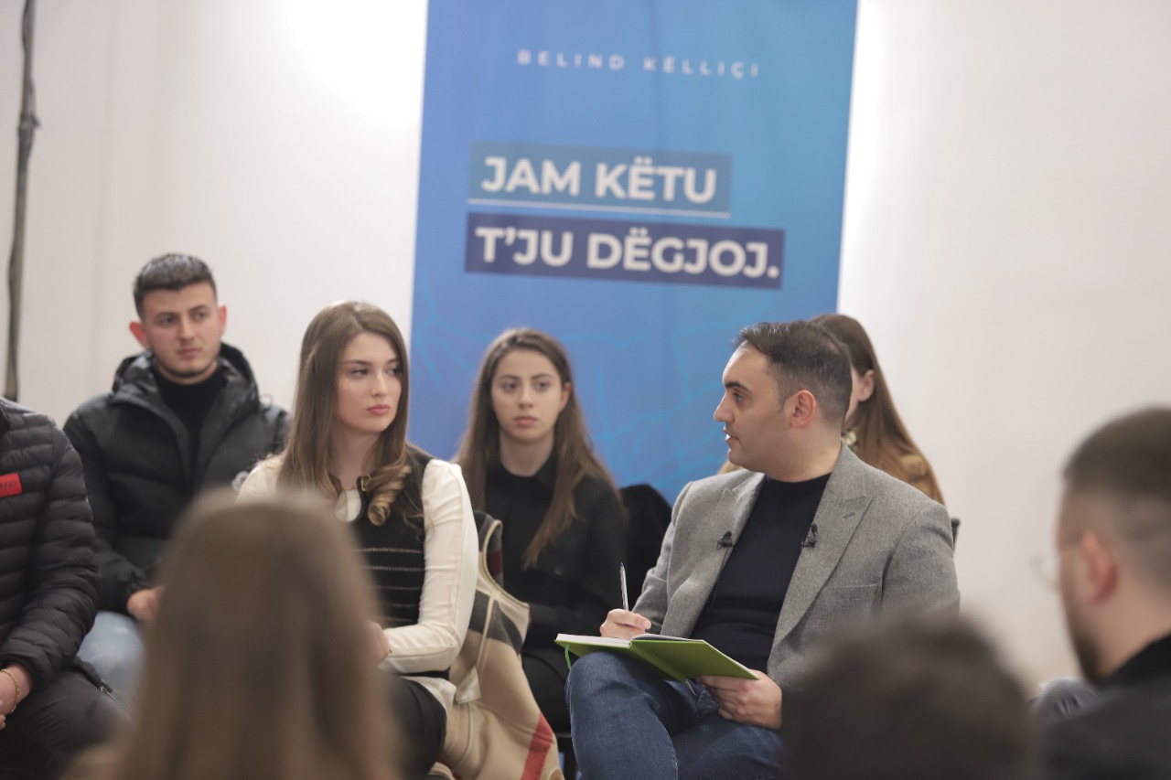 TURI I DËGJIMIT/ “Jam këtu të dëgjoj”, kandidati Belind Këlliçi, zgjedh një mënyrë të re komunikimi me të rinjtë dhe qytetarët e Tiranës