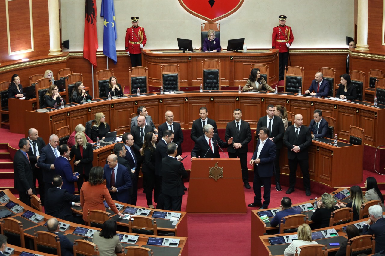 Nikolla tensionon Parlamentin, i ndërpret fjalën Berishës. Facebook transmeton fjalën e kreut të PD