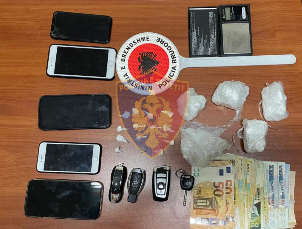 EMRAT/ Arrestohen 2 shitës së ‘të bardhës’ në Tiranë, u kapet edhe xhiro ditore, ja sa kishin fituar