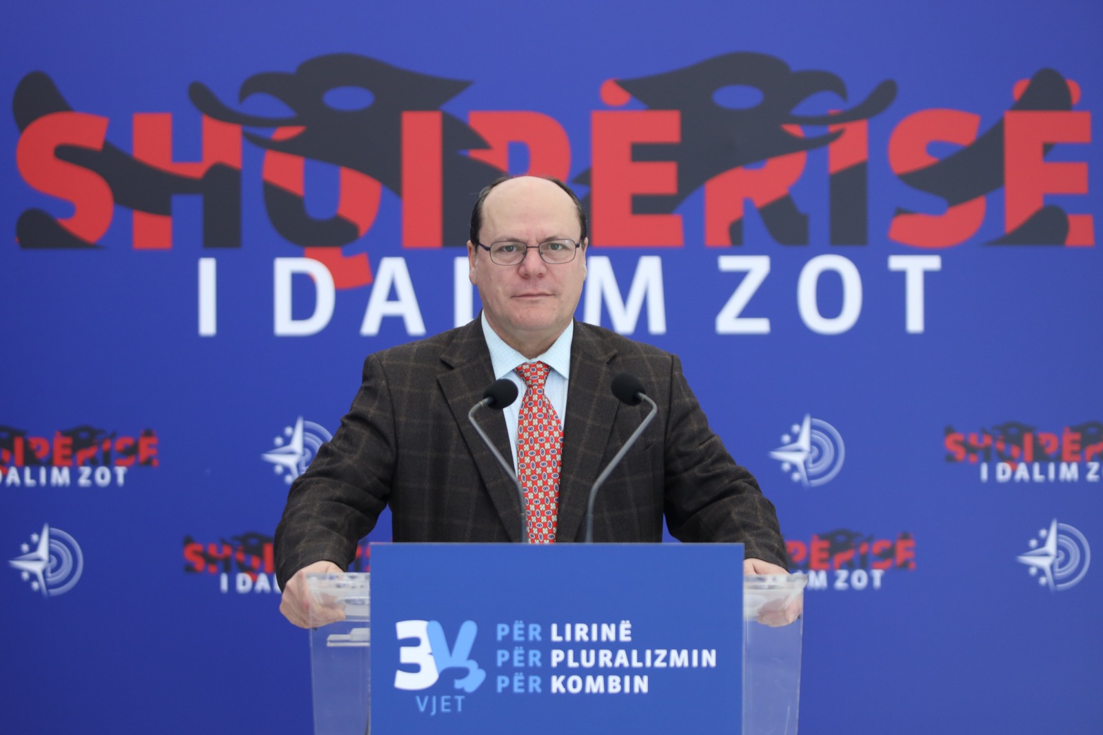 Skandali me aplikacionin qeveritar “Aktivisti”/ Drejtues të lartë detyrojnë administratën në orar zyrtar të shpërndajnë postimet e kryeministrit