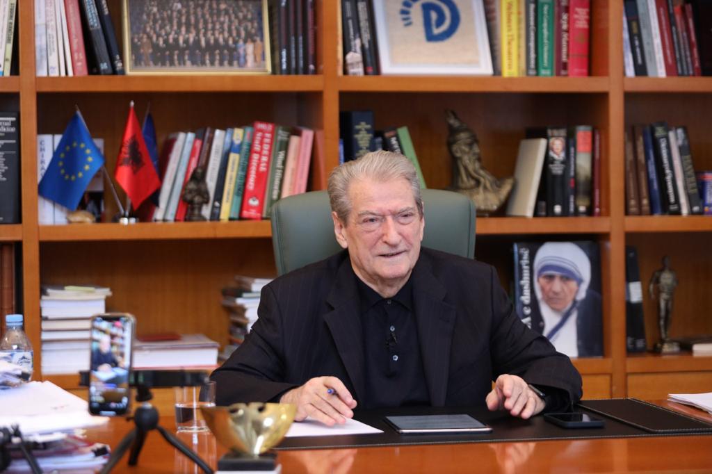 BISEDA E PLOTË/ Berisha, bisedë e gjatë në rrjete sociale: Çfarë bëhet me vulën e siglën, si fiton PD me qeverinë që ka nisur prej kohësh blerjet elektorale