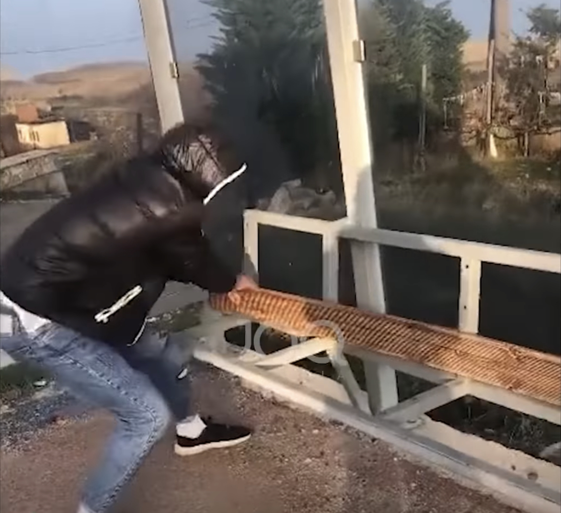 I riu nga Hudënishti prish stolat në Memëlisht, policia nuk lë gurë pa lëvizur