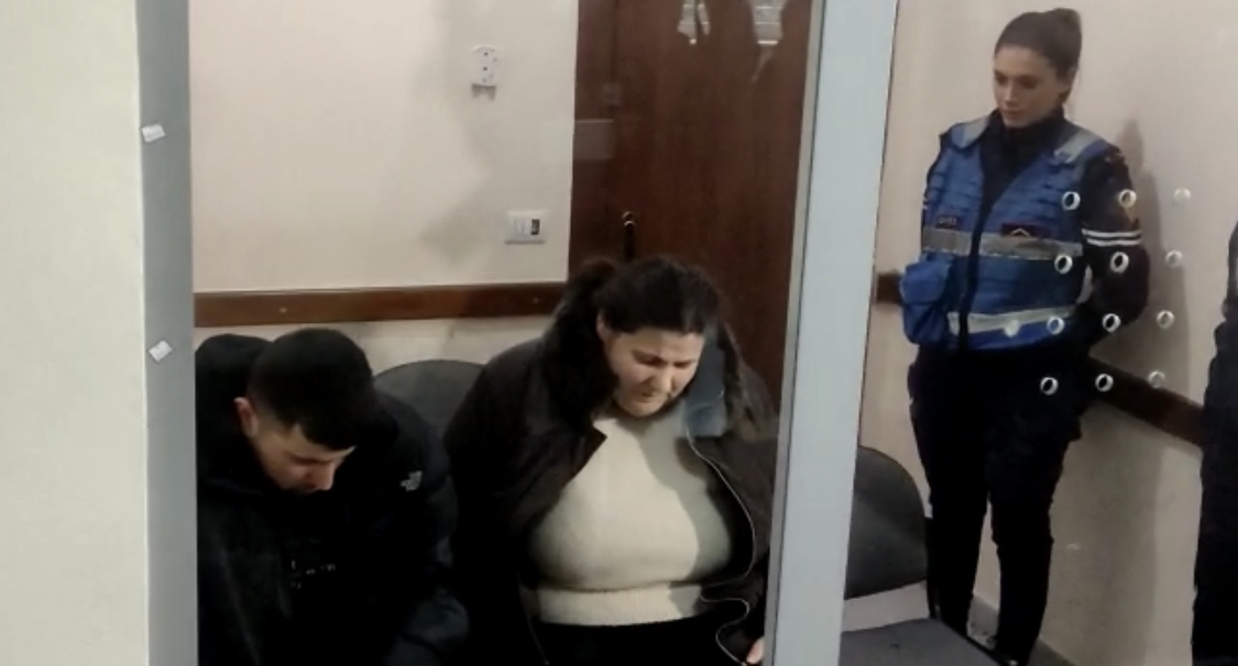 Rozeta me të birin mbeten në qeli, vodhën paratë e zyrtares së qeverisë