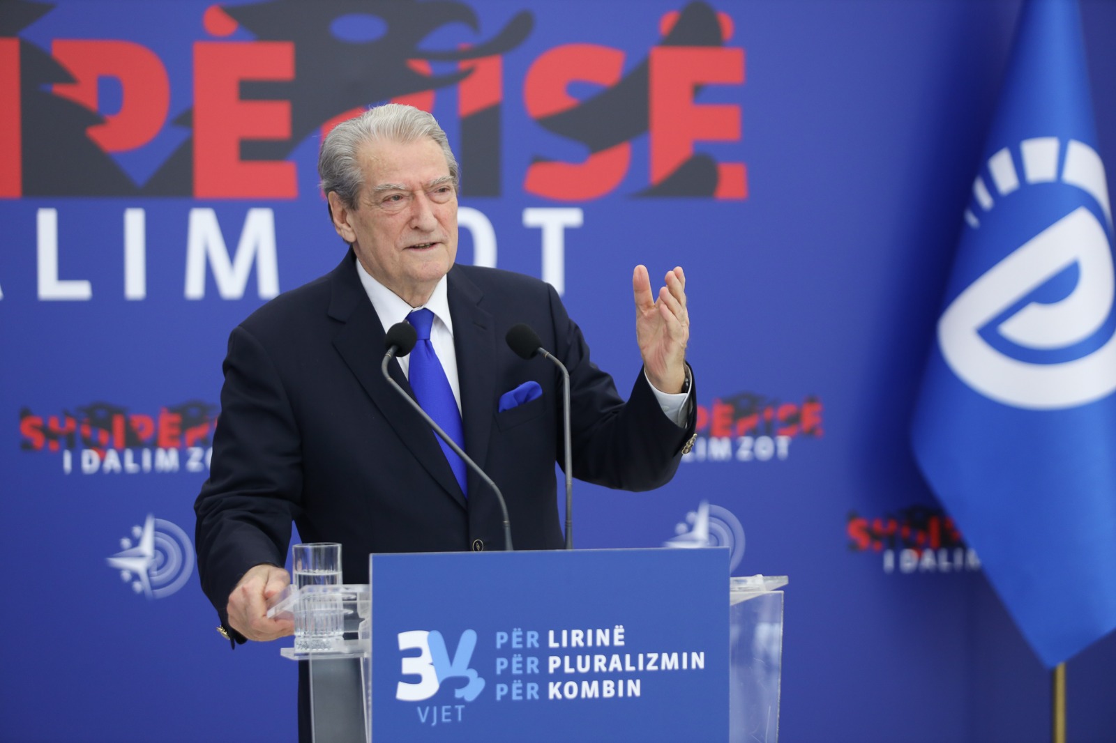 “Rama dhe qeveria e tij janë nën hetim në SHBA, kushdo që thotë ndryshe, mashtron”. Berisha kërkon hetim edhe për Yuri Kim