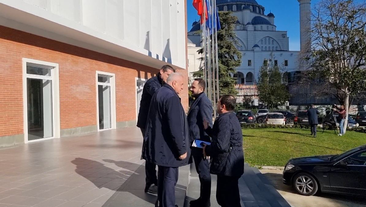 Salianji drejt marrjes së drejtimit të grupit të PD, po lobon votën e fundit