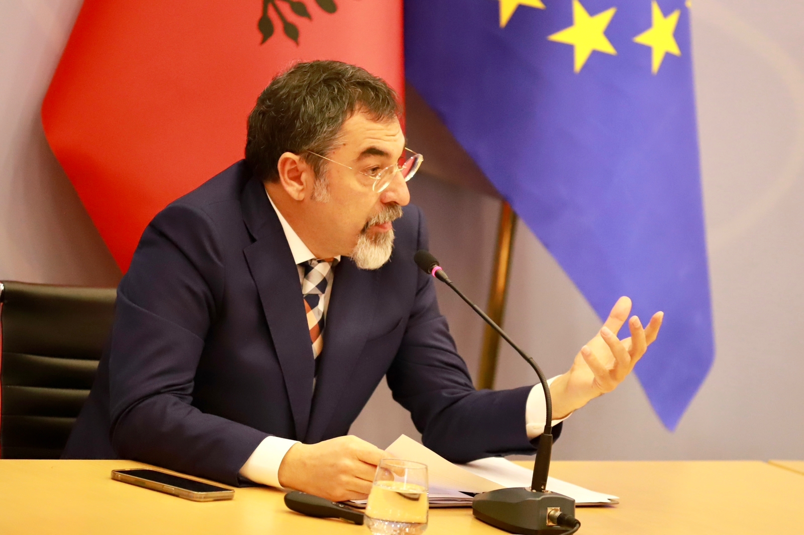 Ministri Çuçi për Ervis Martinaj: Nuk ka shkop magjik për të zgjidhur një çështje të tillë