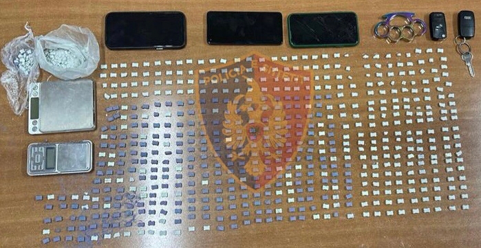 3 në pranga në Tiranë, qindra tableta ekstazi