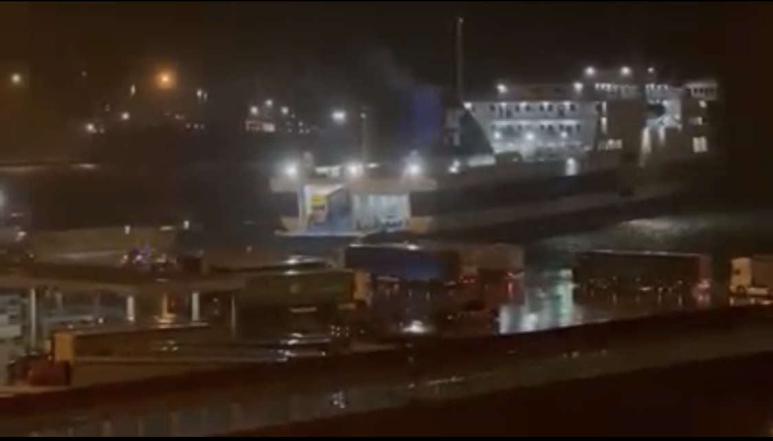 Këput litarët nga era dhe dallgët trageti në Durrës, si u shmang përplasja dramatike