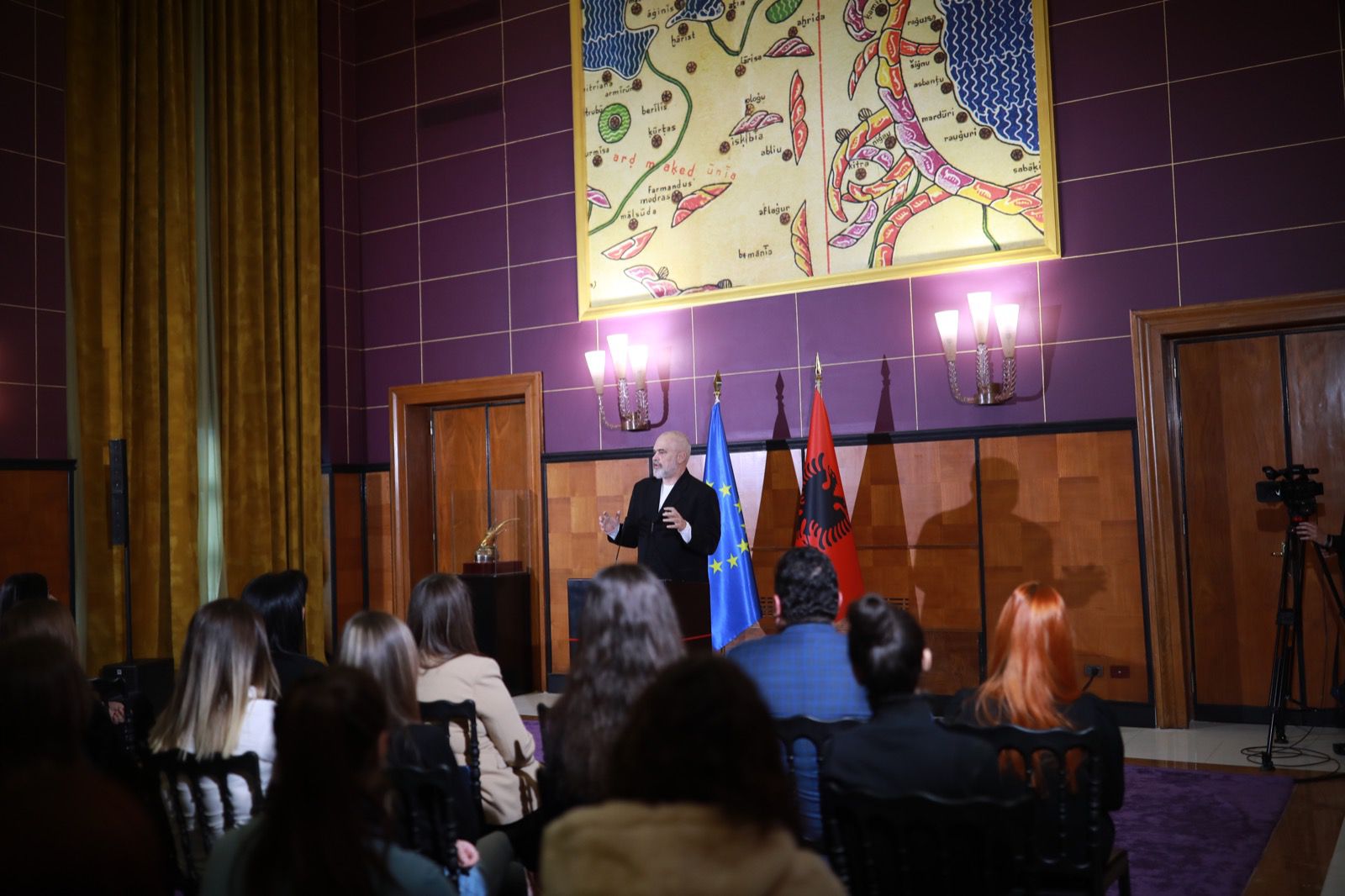 Rama bën dy premtime financiare në shkelje të ligjit zgjedhor, paga për studentët dhe rritje të pagës minimale