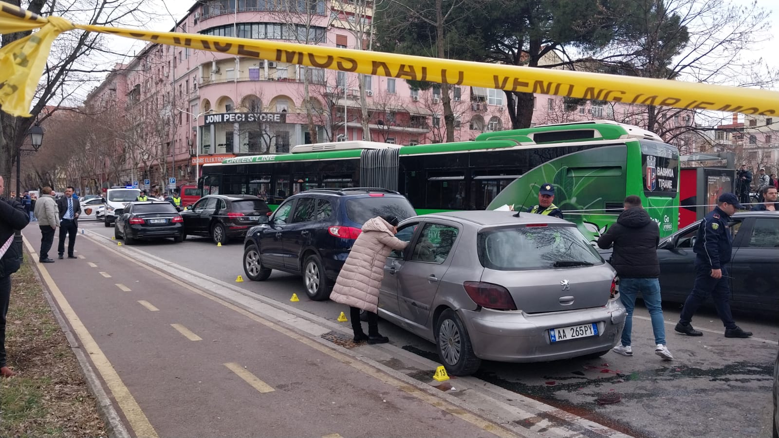 FOTO/ 6 makina të përfshira në aksident me urbanin e Unazës te Shallvaret