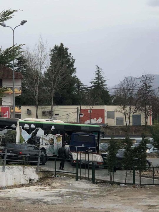 FOTOLAJM/ Tjetër aksident me urban në Tiranë, tani në Sauk