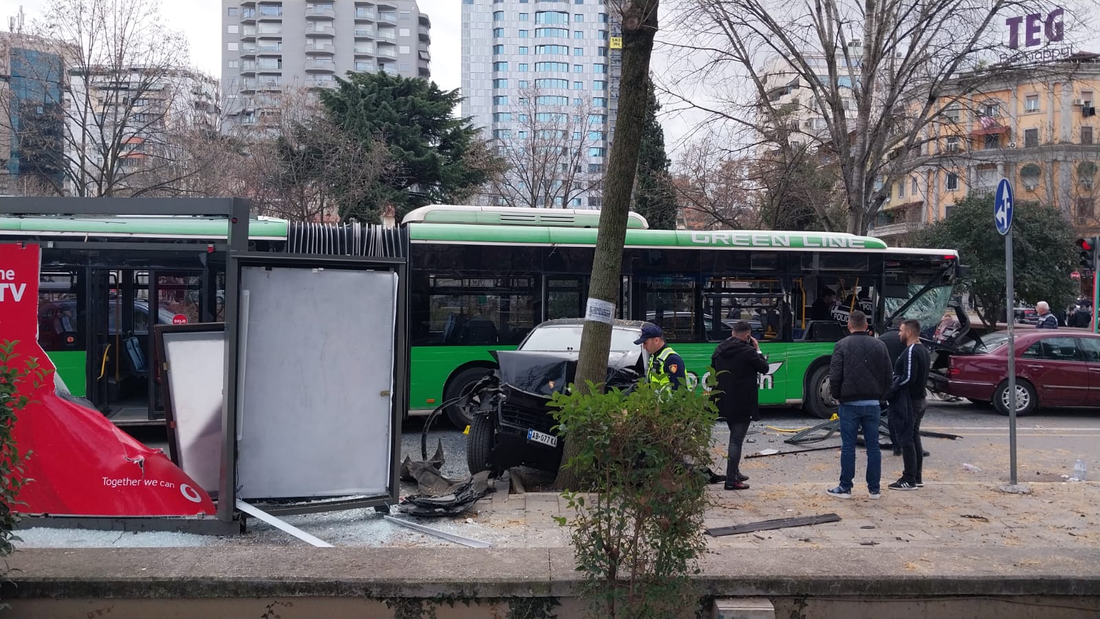VIDEO&FOTO/ Pamje nga aksidenti i rëndë te Shallvaret në Tiranë, disa makina në aksident