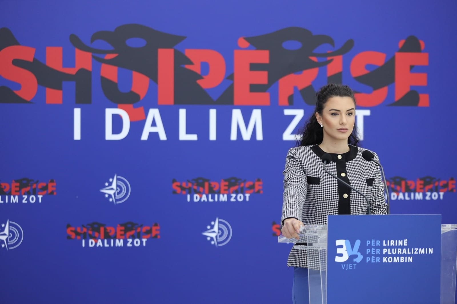 Emirjana Sako pret zgjedhjet për të shpërndarë fondet e tërmetit në Durrës, shkelet Kodi Zgjedhor