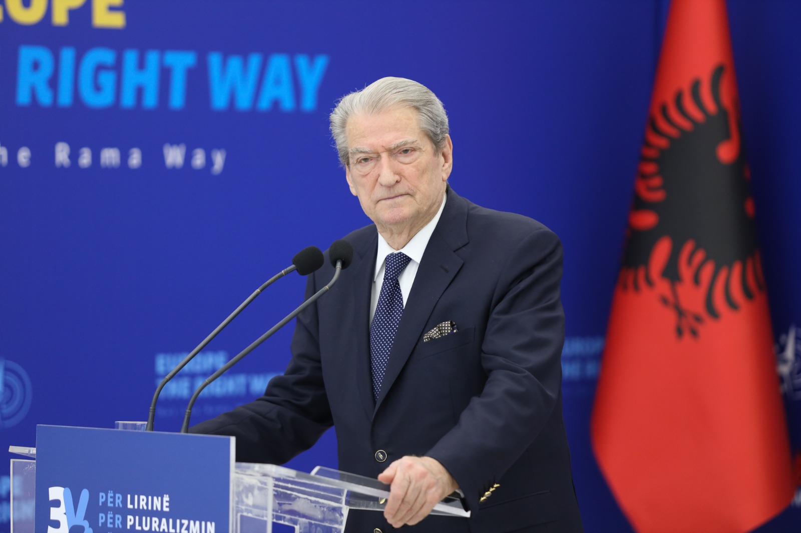 Berisha thirrje për protestë në orën 17.00 para Parlamentit: Përfaqësuesit e 750 mijë qytetarëve, trajtohen me praktika staliniste