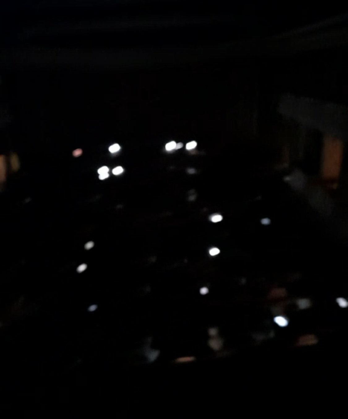 Bie terri në Parlamentin shqiptar, tek tuk  ndonjë ndriçim kristali që i mbajnë ministrat